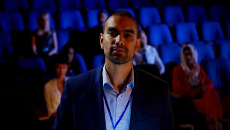 hombre de negocios asistiendo a un seminario de negocios en el auditorio 4k