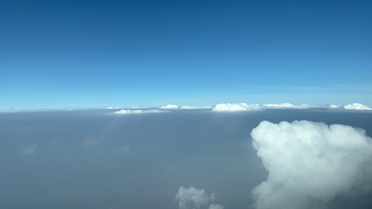 10000미터 높이에서 비행하는 동안 가을 아침에 약간의 적운이 있는 흐릿한 하늘의 독특한 파일럿 관점