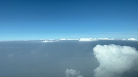 punto de vista piloto único de un cielo nebuloso con algunos cúmulos incrustados en una mañana de otoño mientras volaba a 10000 metros de altura