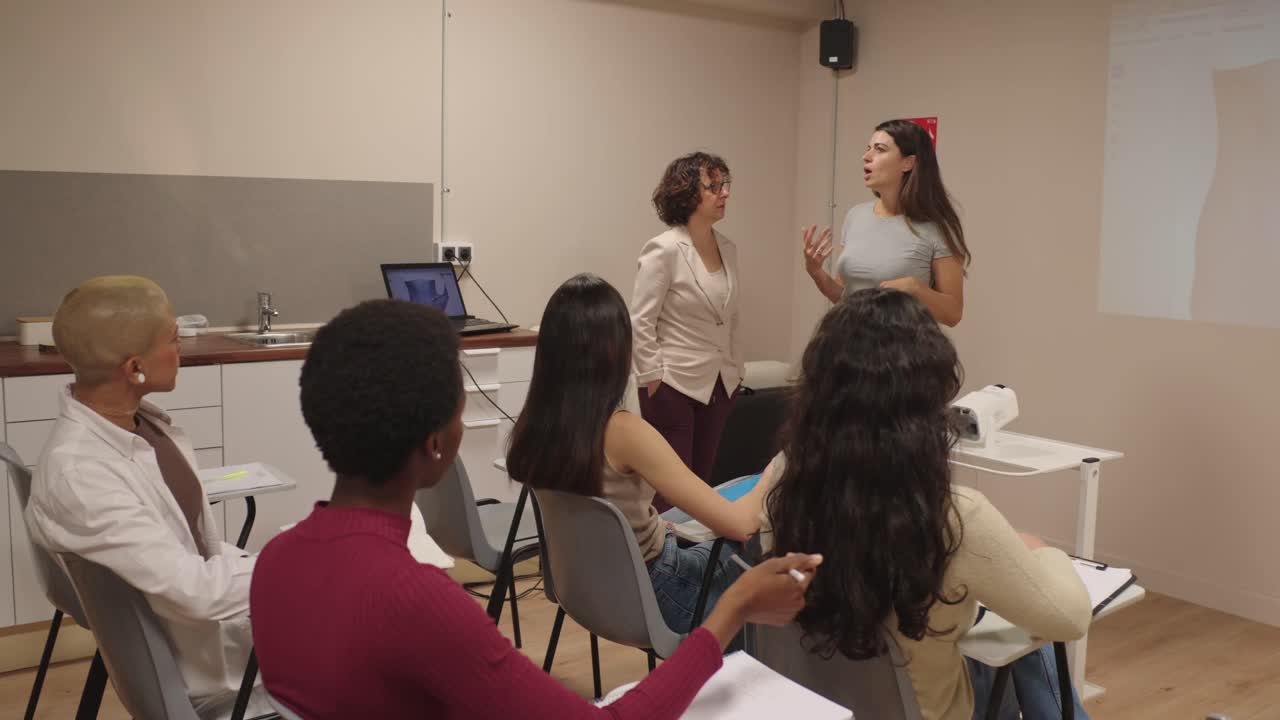 Ambiente di apprendimento in classe con studenti e insegnanti