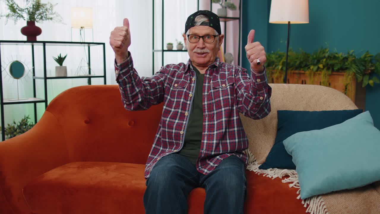 생각이 깊은 영감을 받은 고령자 할아버지는 유레카 제스처를 하고 손가락을 올리며 창의적인 계획을 세웠다.