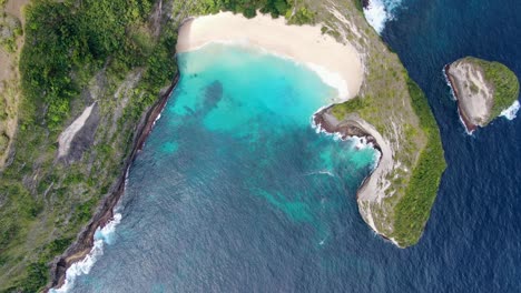 Bahía-Exótica-Con-Playa-De-Arena-Y-Océano-Azul-En-La-Isla-De-Bali,-Vista-Aérea-De-Arriba-Hacia-Abajo