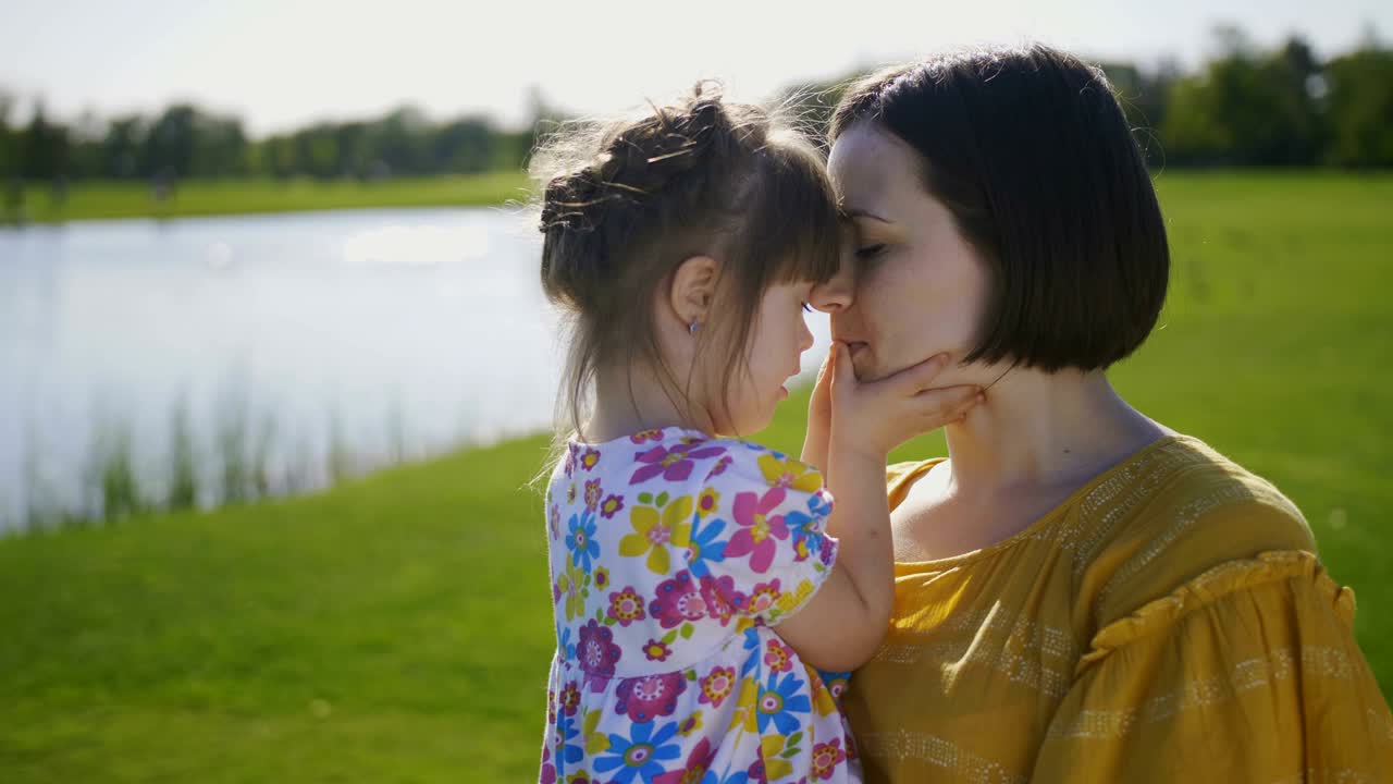 엄마와 딸이 안고 키스하고 미소 짓고