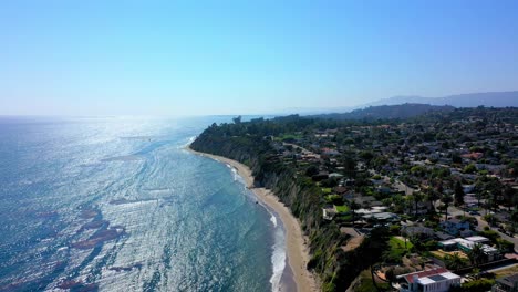 playa de santa barbara y acantilado drone panorámica