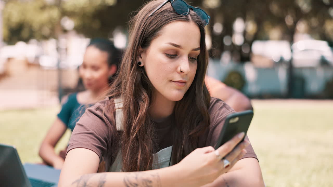 amigos relajándose en un parque