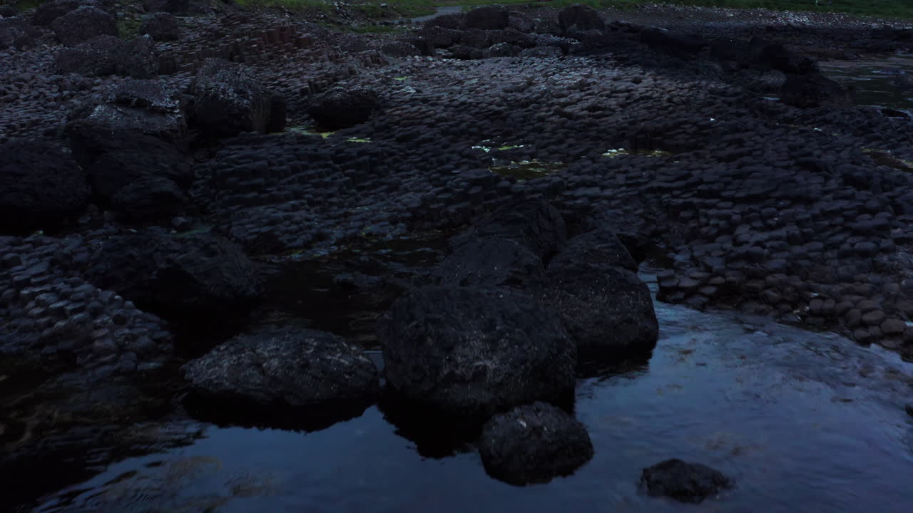아일랜드의 거인의 둑길에서 현무암 해안선의 새눈 샷