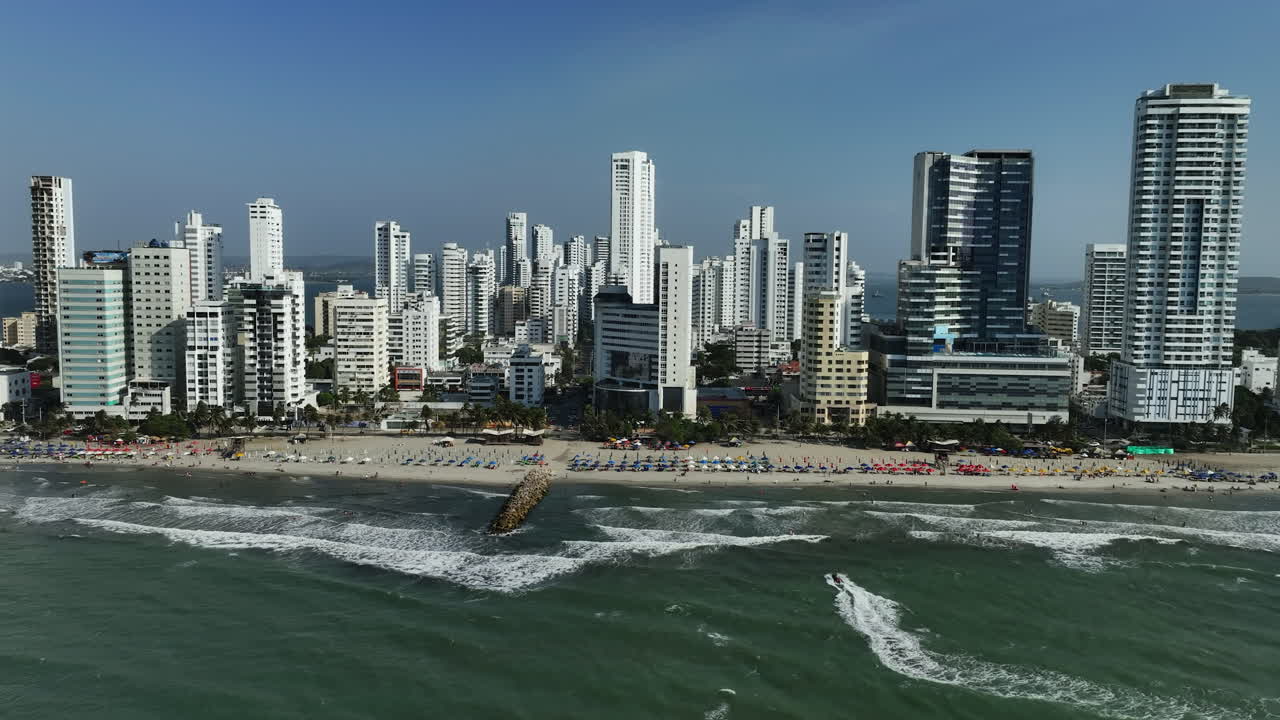 vista aérea de las olas golpeando la playa la playa de bocagrande, en la soleada cartagena, colombia