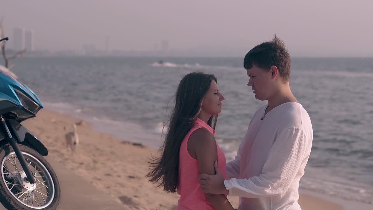 짧은 갈색 머리카락을 가진 강한 남자가 아름다운 여인과 채팅합니다.