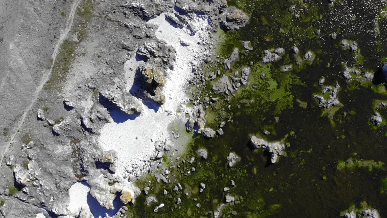 impresionante toma aérea superior de la costa rocosa en el área de rauk, suecia, isla de gotland