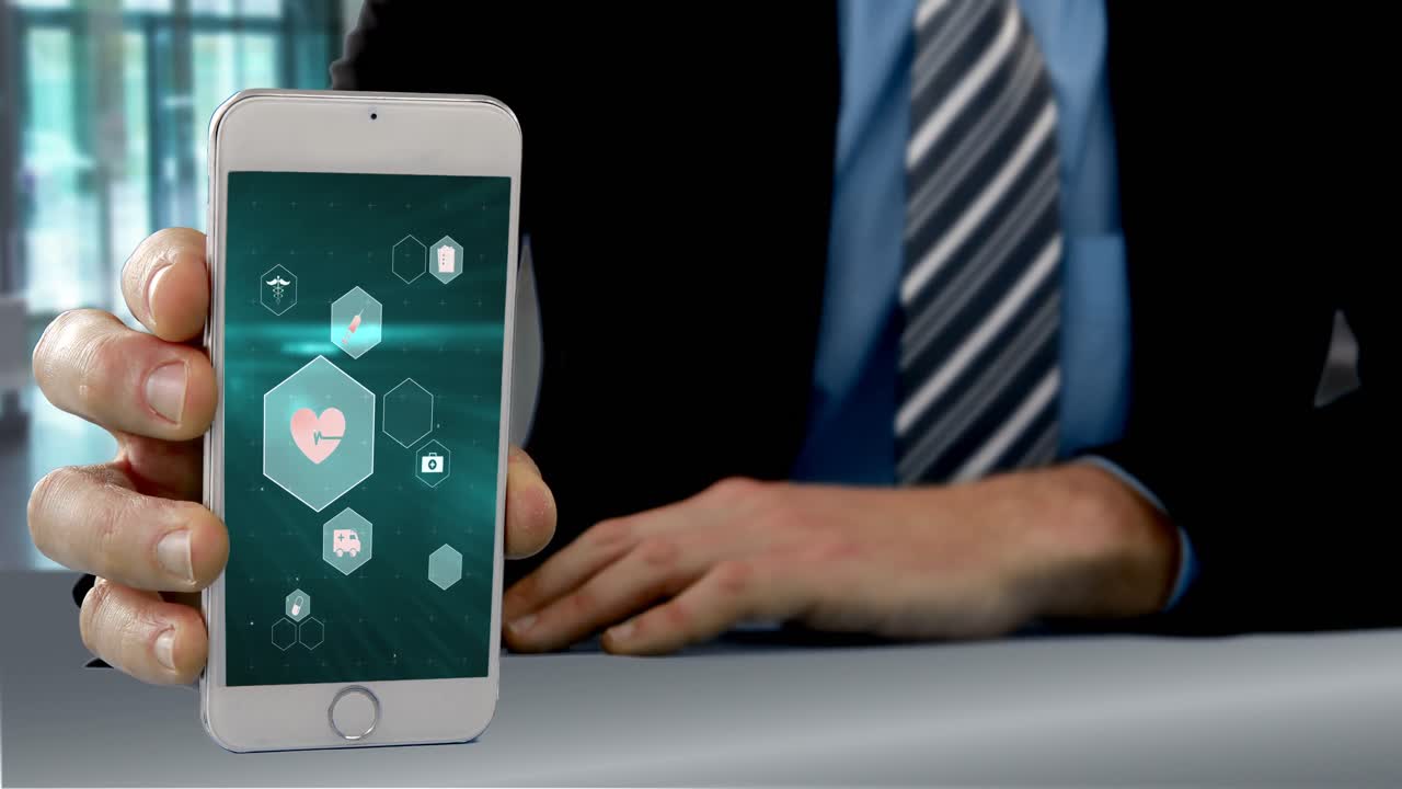 средний раздел бизнесмена, показывающий мобильный телефон с иконами