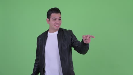 joven apuesto hombre multiétnico con chaqueta de cuero