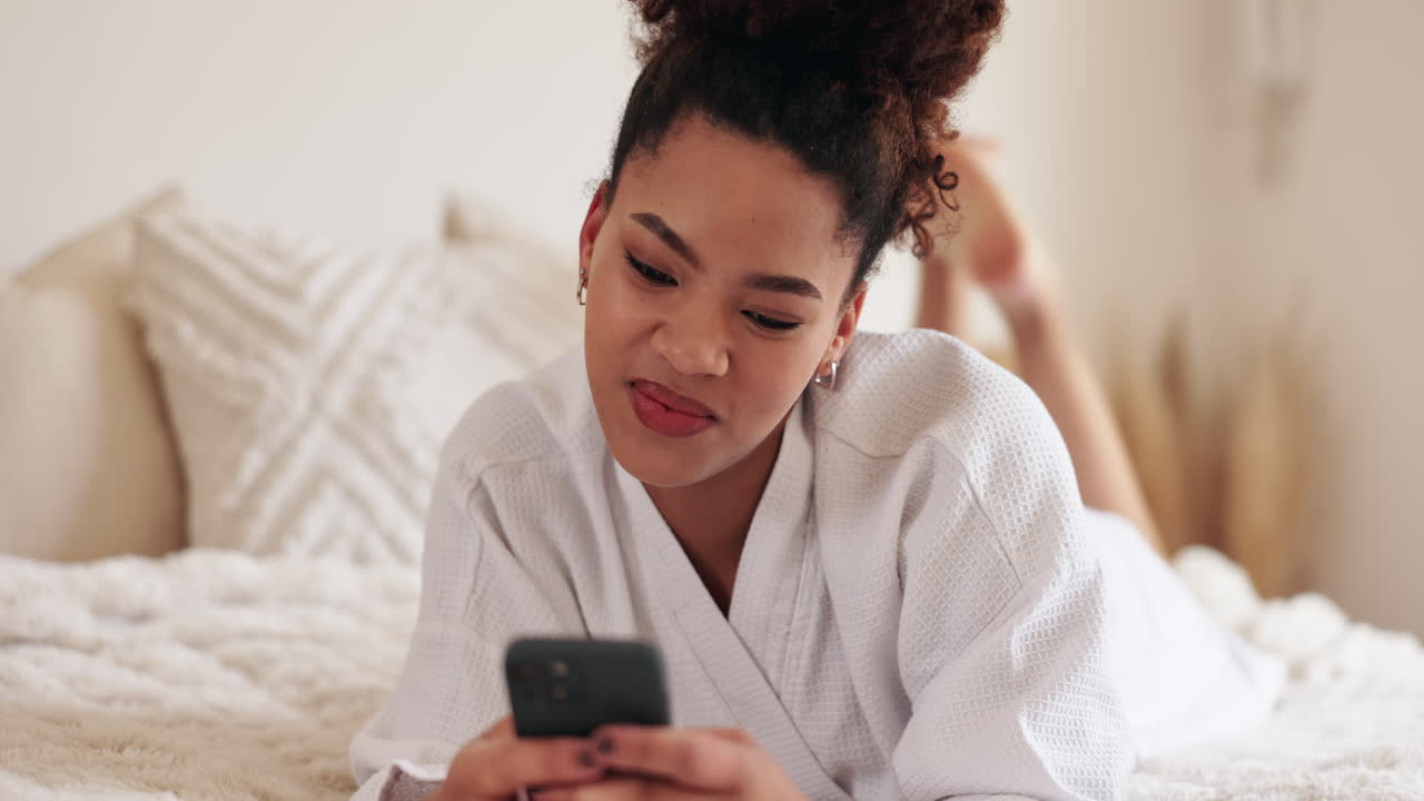 mujer relajándose en la cama, usando el teléfono inteligente