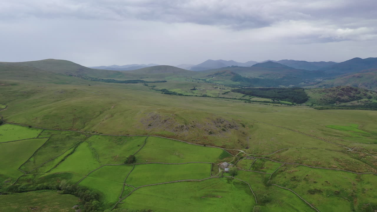 Veduta aerea di terreni agricoli rurali nel Lake District inglese, in una giornata di sole splendente