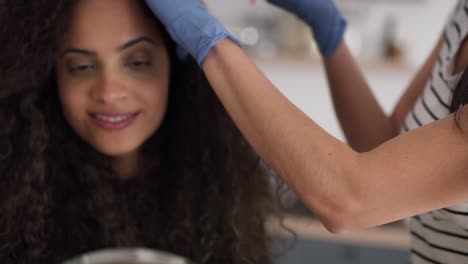 seguimiento de video de dos mujeres coloreando el cabello en casa