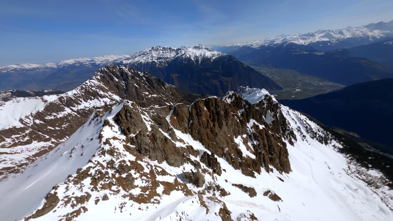 Ripido crinale sulla montagna alpina nel comprensorio sciistico di Les Marecottes che scende verso la Valle del Rodano in Vallese, Svizzera