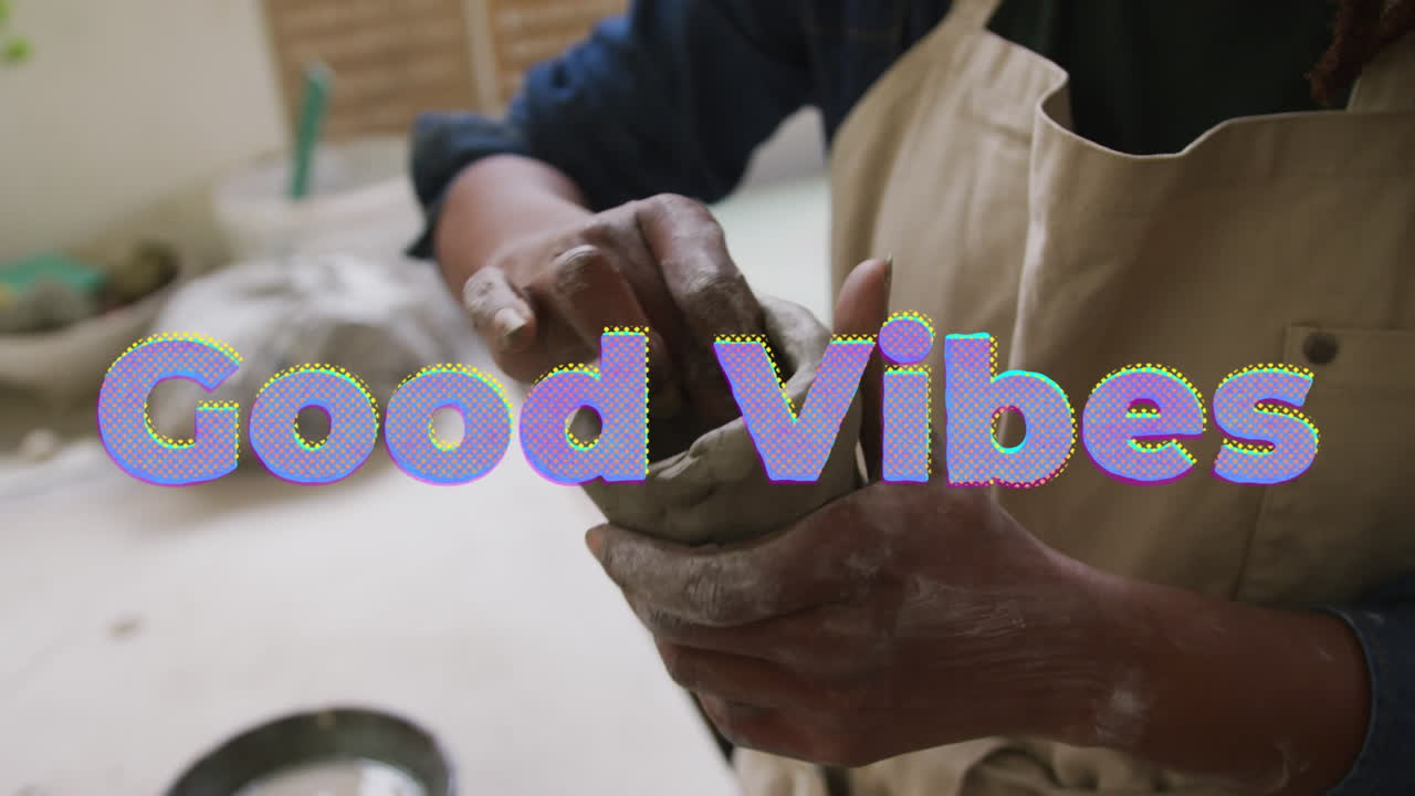 animación de buenas vibraciones texto sobre mujer afroamericana formando cerámica