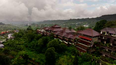 Bewölkter-Himmel-über-Pondok-Indah-Bedugul-Verlassenes,-Gespenstisch-Heimgesuchtes,-Unheimliches-Hotel-In-Indonesien