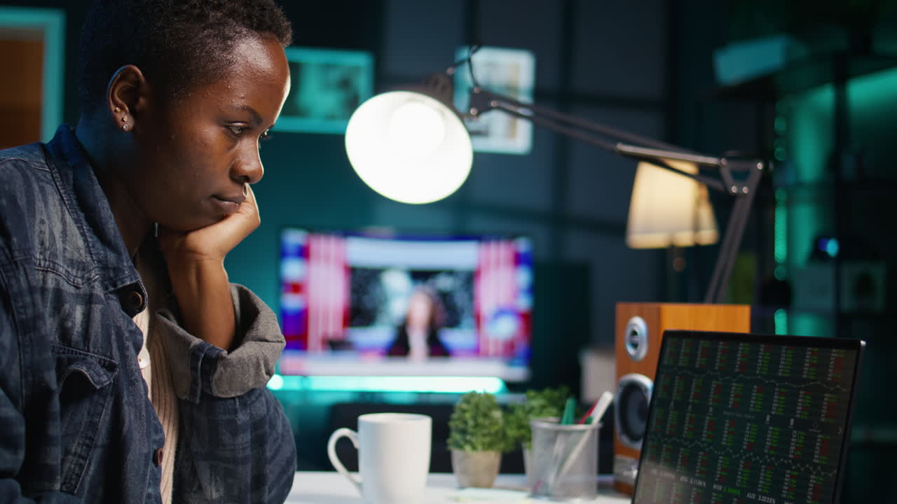 주식 시장 분석을 위해 늦은 밤까지 일하는 여성