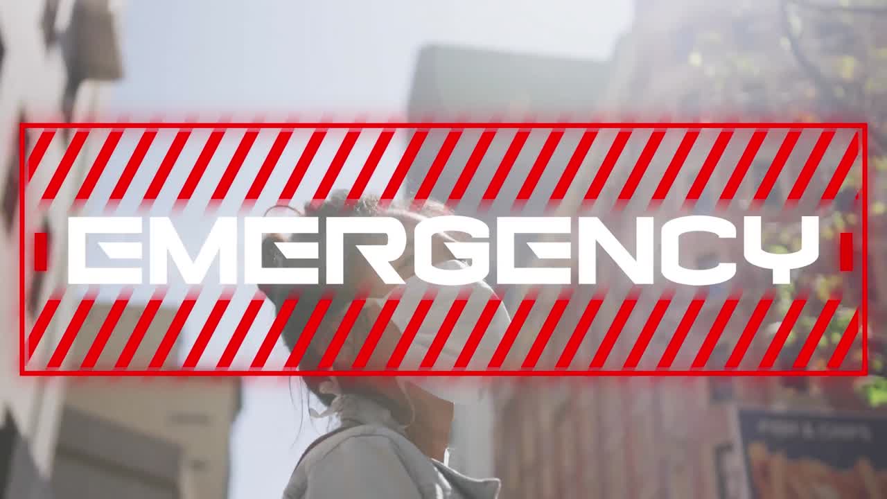 animación de texto de emergencia, sobre una mujer con máscara facial caminando por la calle de la ciudad