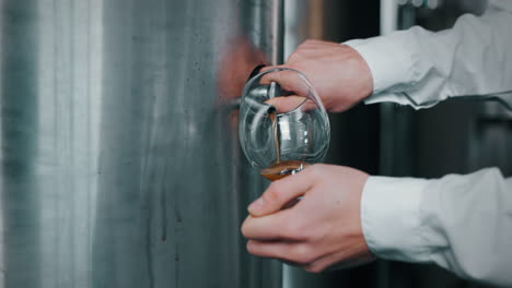 vertiendo una cerveza recién elaborada