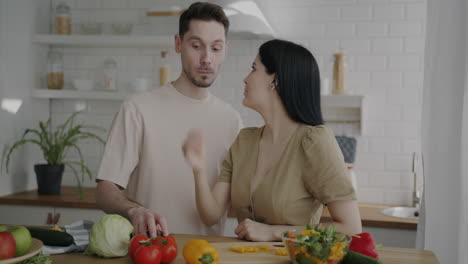 pareja cocinando juntos en una cocina