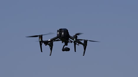 la aventura del dron en un día soleado, el dron flotando, la cámara del dron, los cuadricópteros