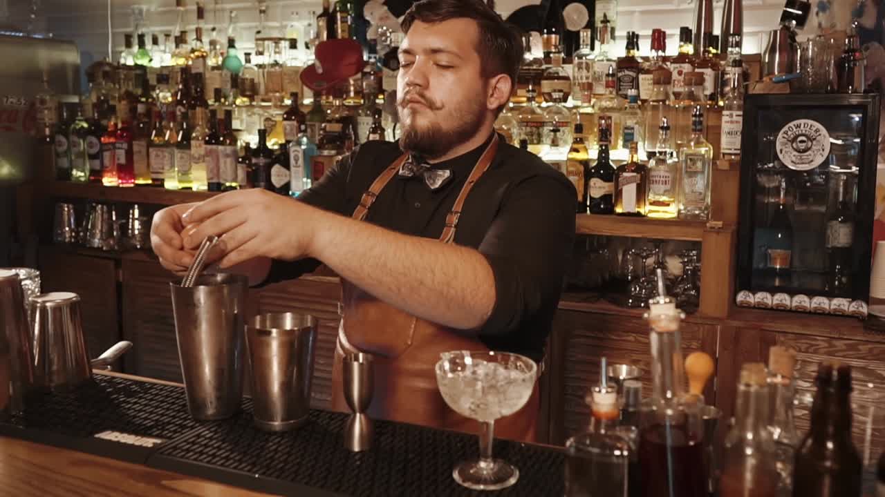 빈티지 바에서 테일을 만드는 바텐더