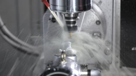 máquina de fresado cnc para metalurgia. corte de metal tecnología de procesamiento moderna.