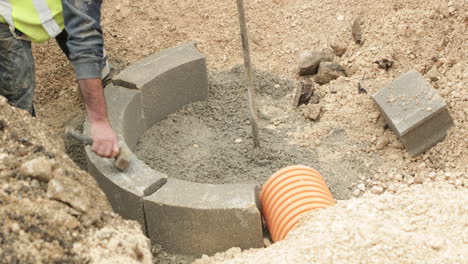 trabajador de la construcción sostiene el martillo de ladrillo en el área de construcción en leiria, portugal