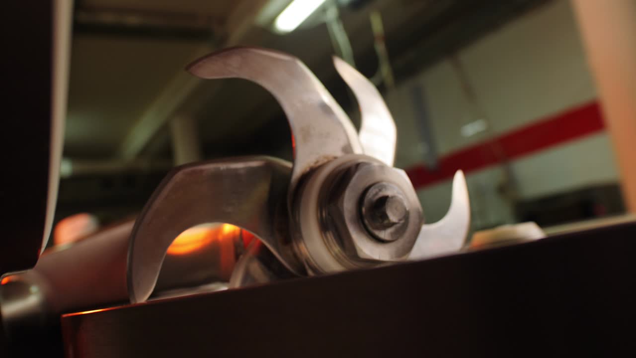 con cortador de equipos en el taller de fabricación de salchichas vacío