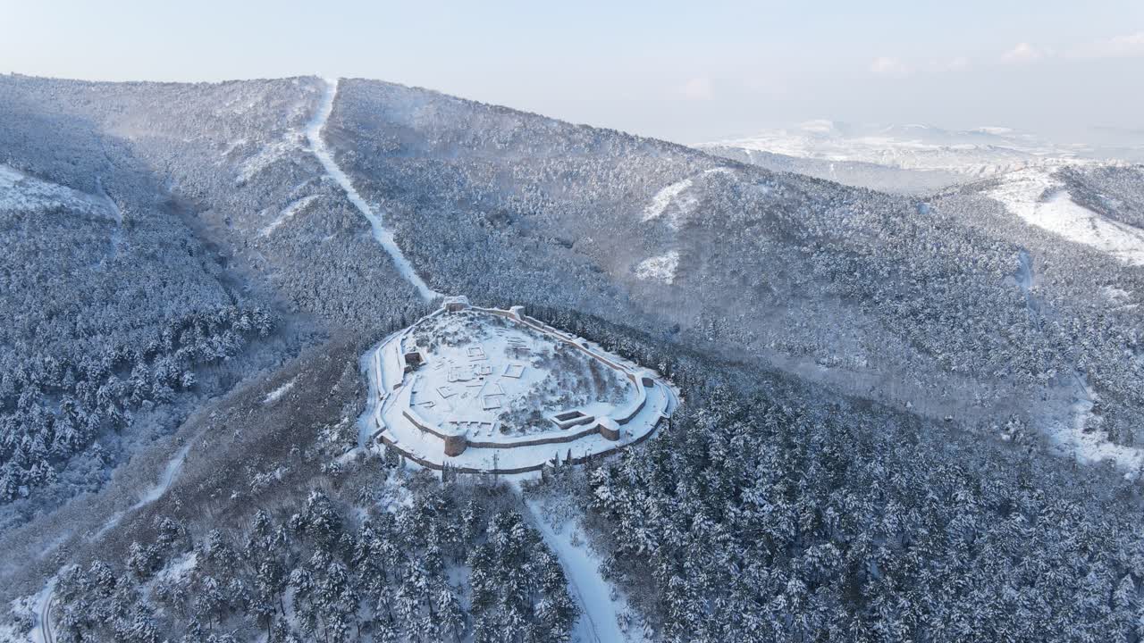 vista aérea histórico ciudad castillo invierno