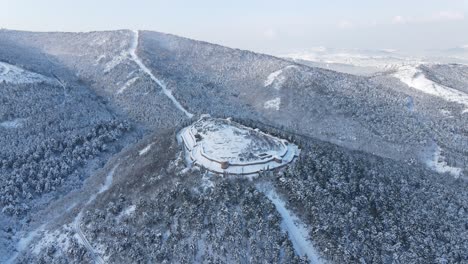 vista aérea histórico ciudad castillo invierno