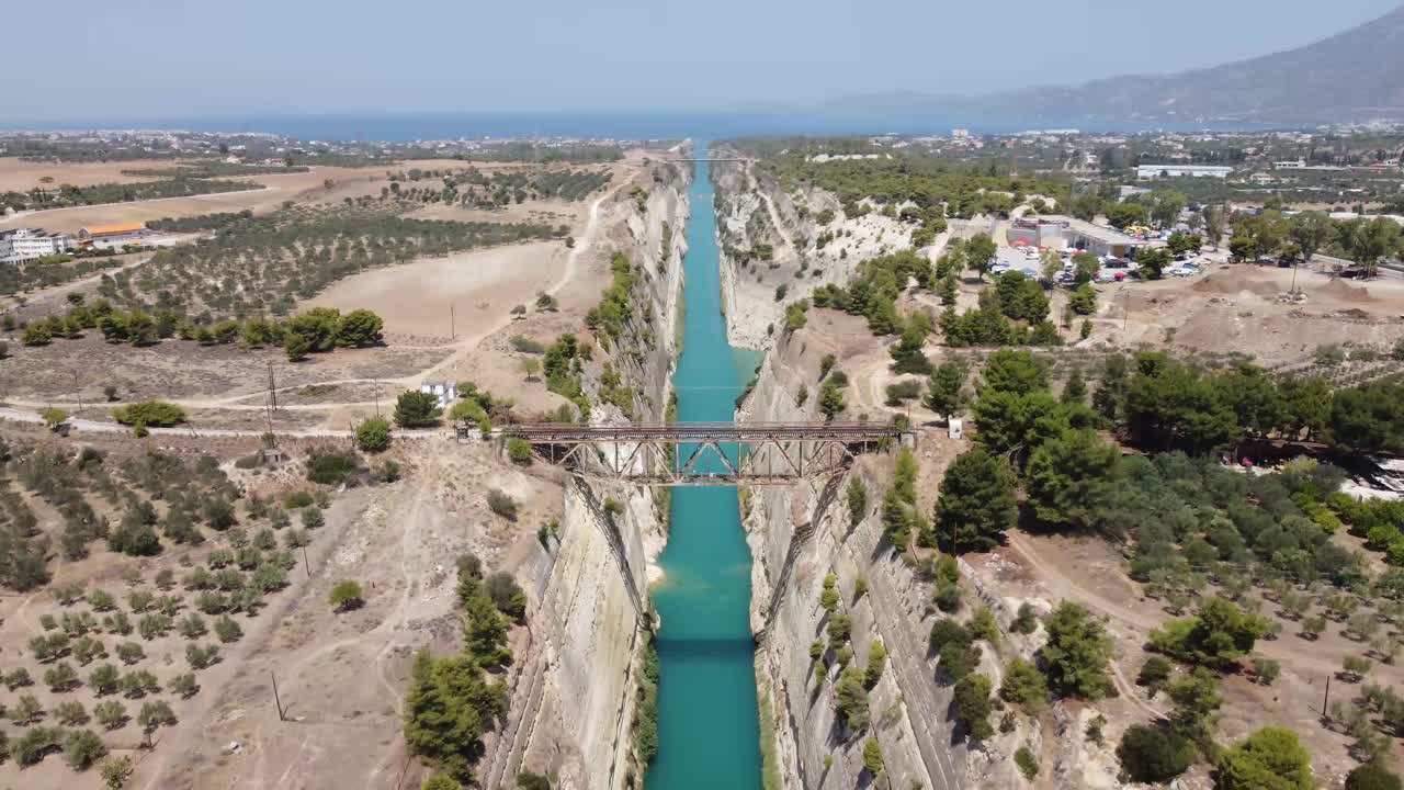 toma cinematográfica y simétrica del canal de corinto y el puente sobre él