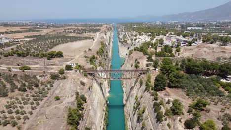 Filmische,-Symmetrische-Einstellung-Des-Kanals-Von-Korinth-Und-Der-Brücke-Darüber