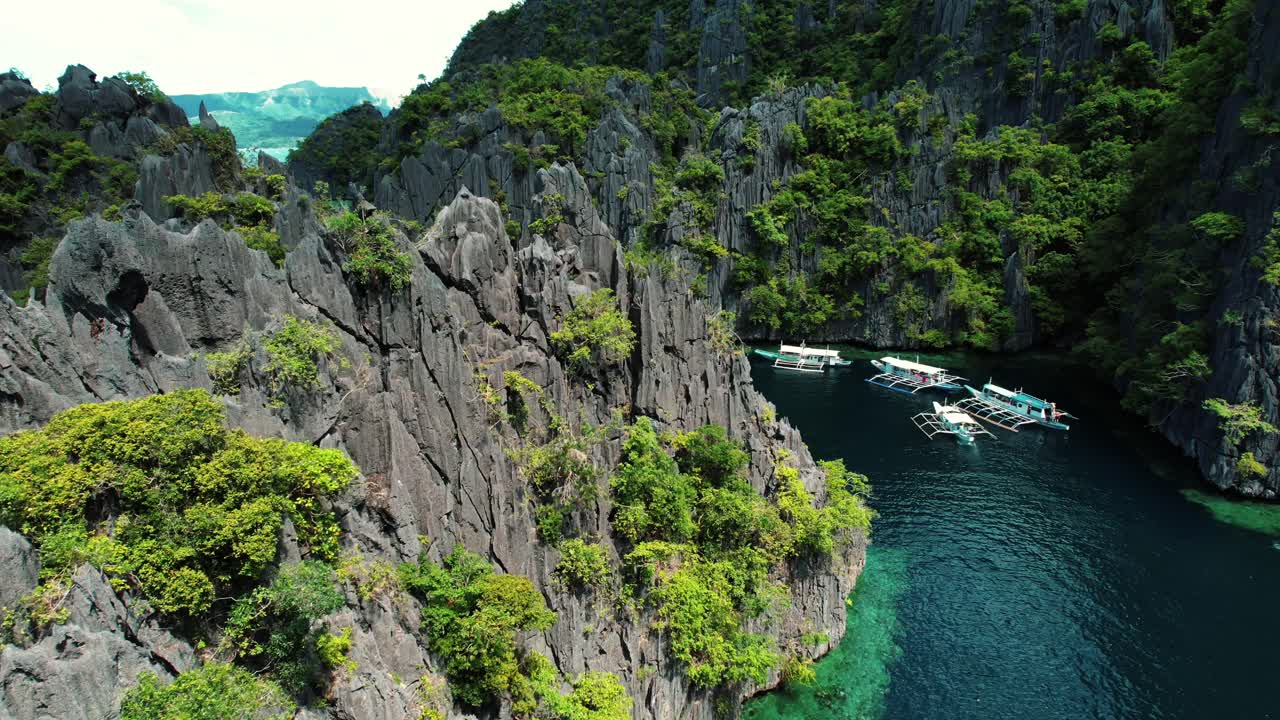 drone cinematográfico 4k de catamaranes en twin lagoon, coron, palawan filipinas