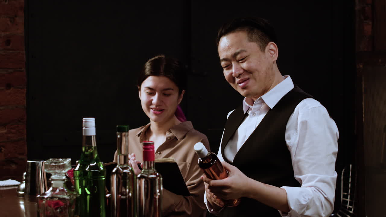 바텐더가 재고 정리를 하고 있다