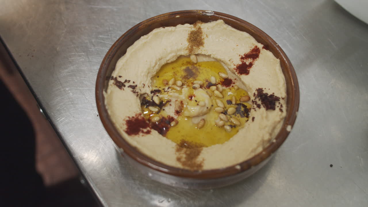 chef preparando entrantes mediterráneos