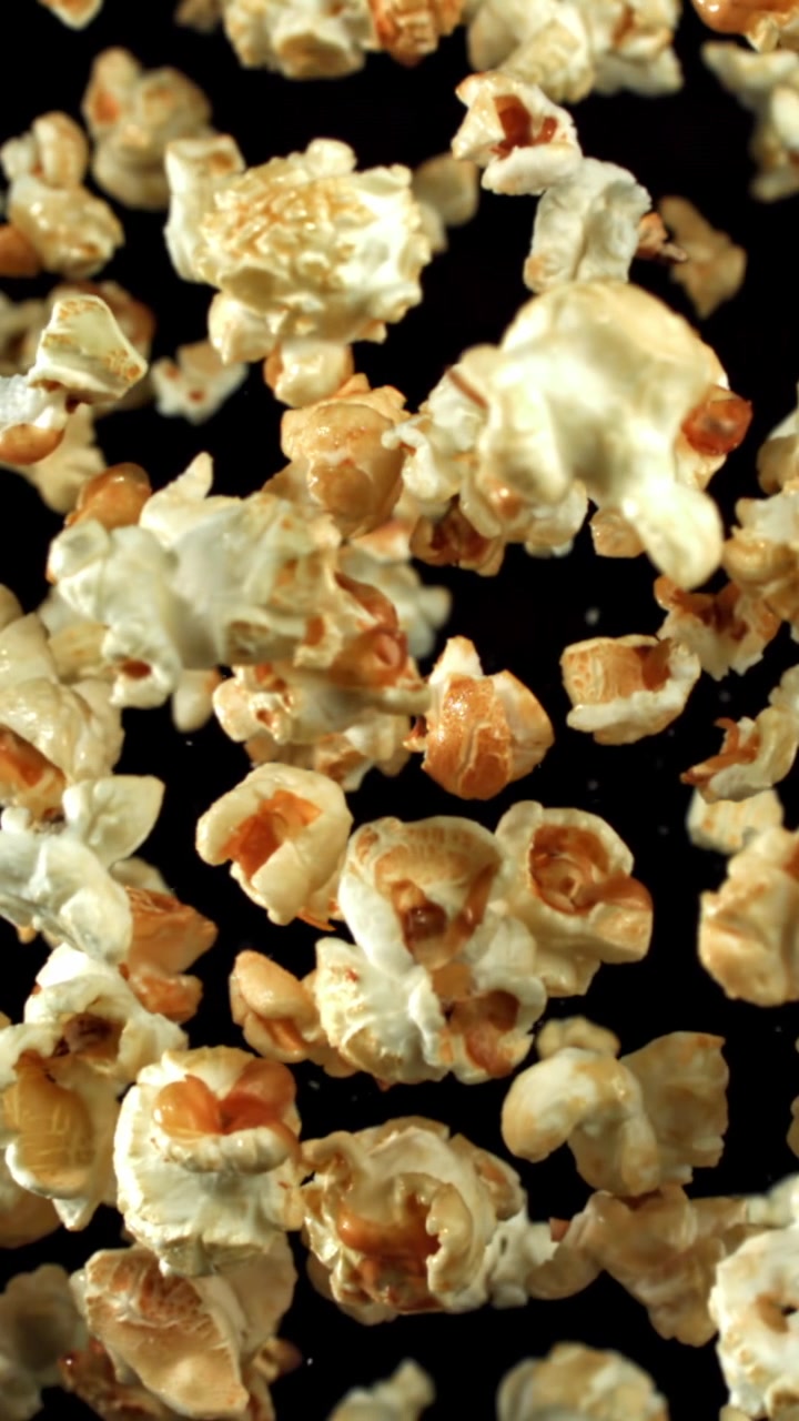 Deliziosi popcorn al caramello che cadono al rallentatore