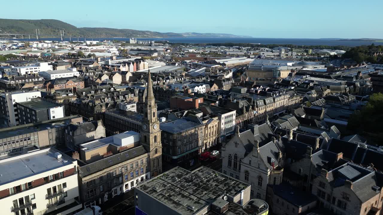 imágenes aéreas de drones de la ciudad antigua de inverness, escocia en las tierras altas