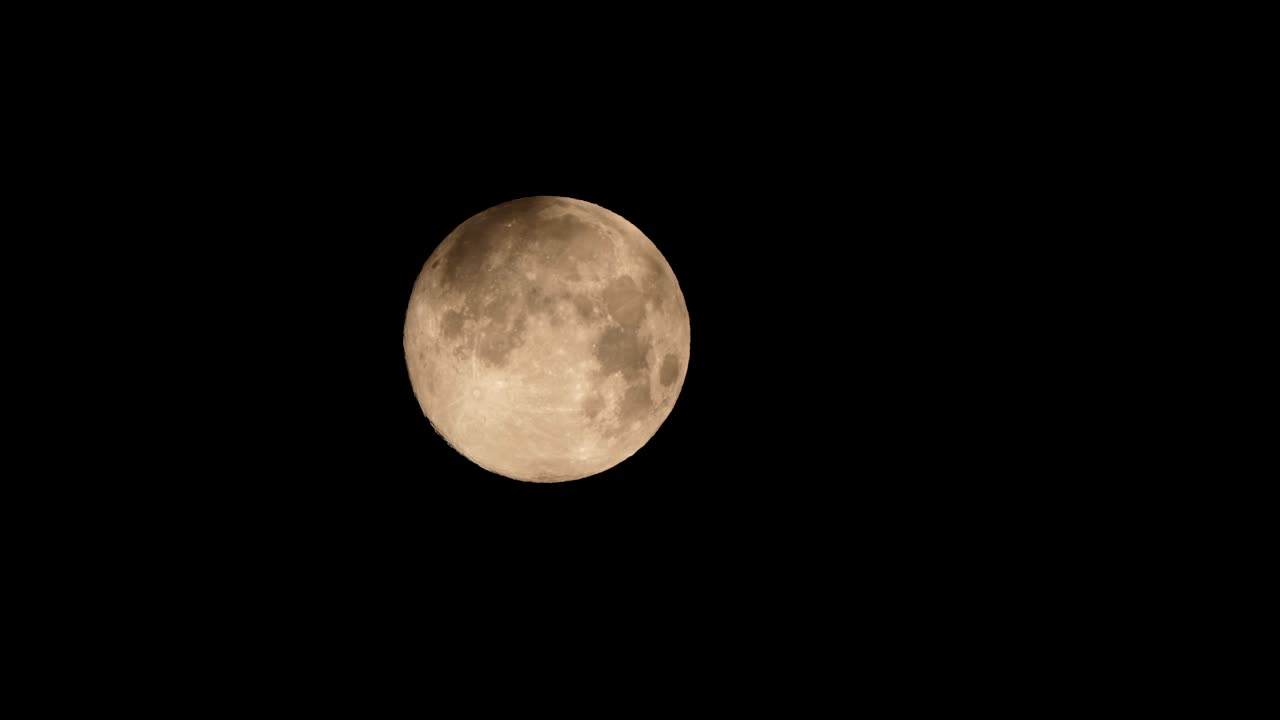 Time-lapse: a lua surge de forma fantasmagórica através de nuvens escuras e sinistras em uma noite escura como breu