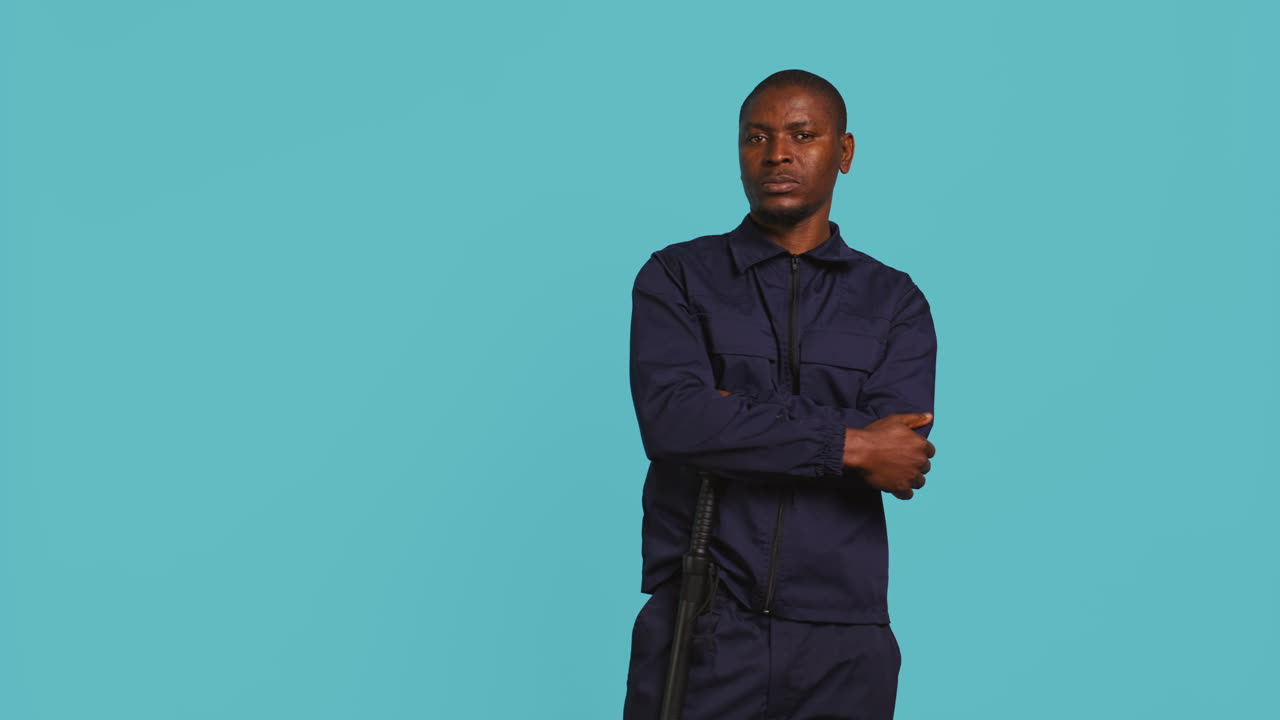 retrato de un miembro del personal de seguridad encargado de desalojar a los intrusos