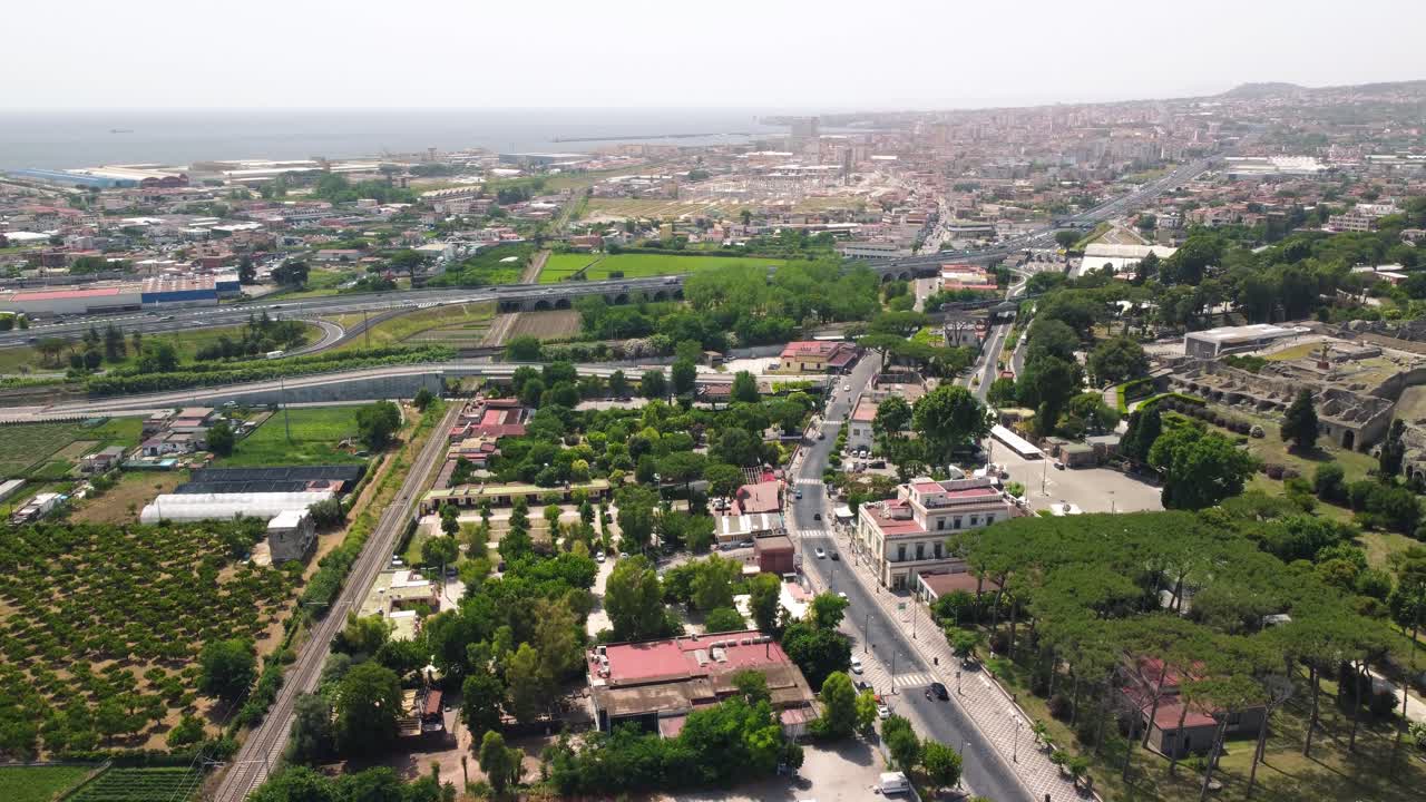 antena - vista de pompei desde el aire, disparo de dron ascendente, italia