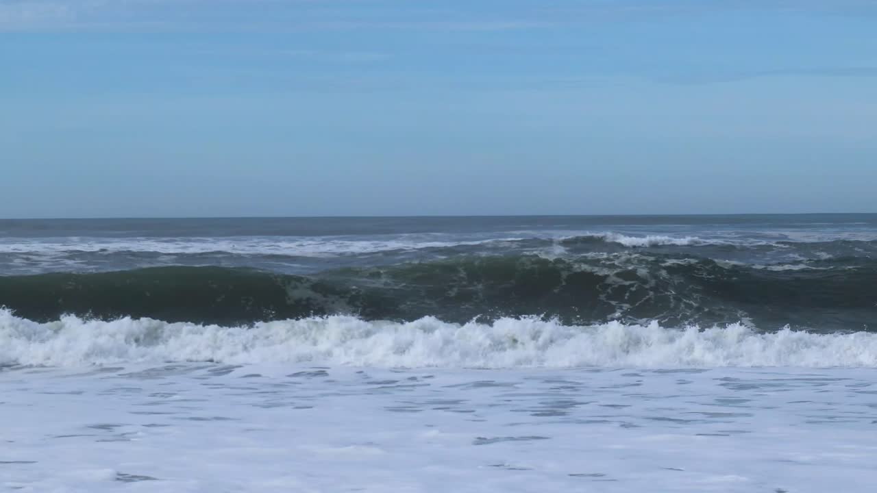 인기 있는 서핑 해변, 나자레, 포르투갈의 포르투갈 해안선에서 거친 대서양 파도