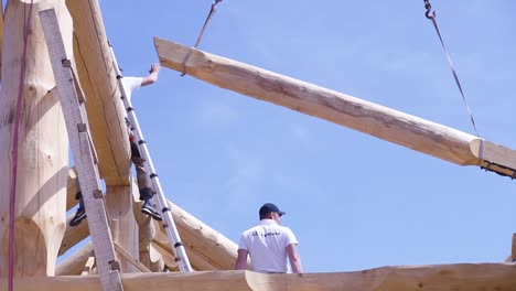 construcción de techos de cabañas de madera