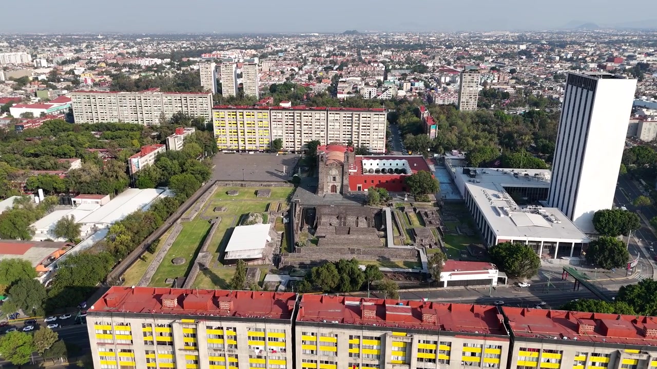 Vista da igreja principal e pirâmide em Tlatelolco, Cidade do México.