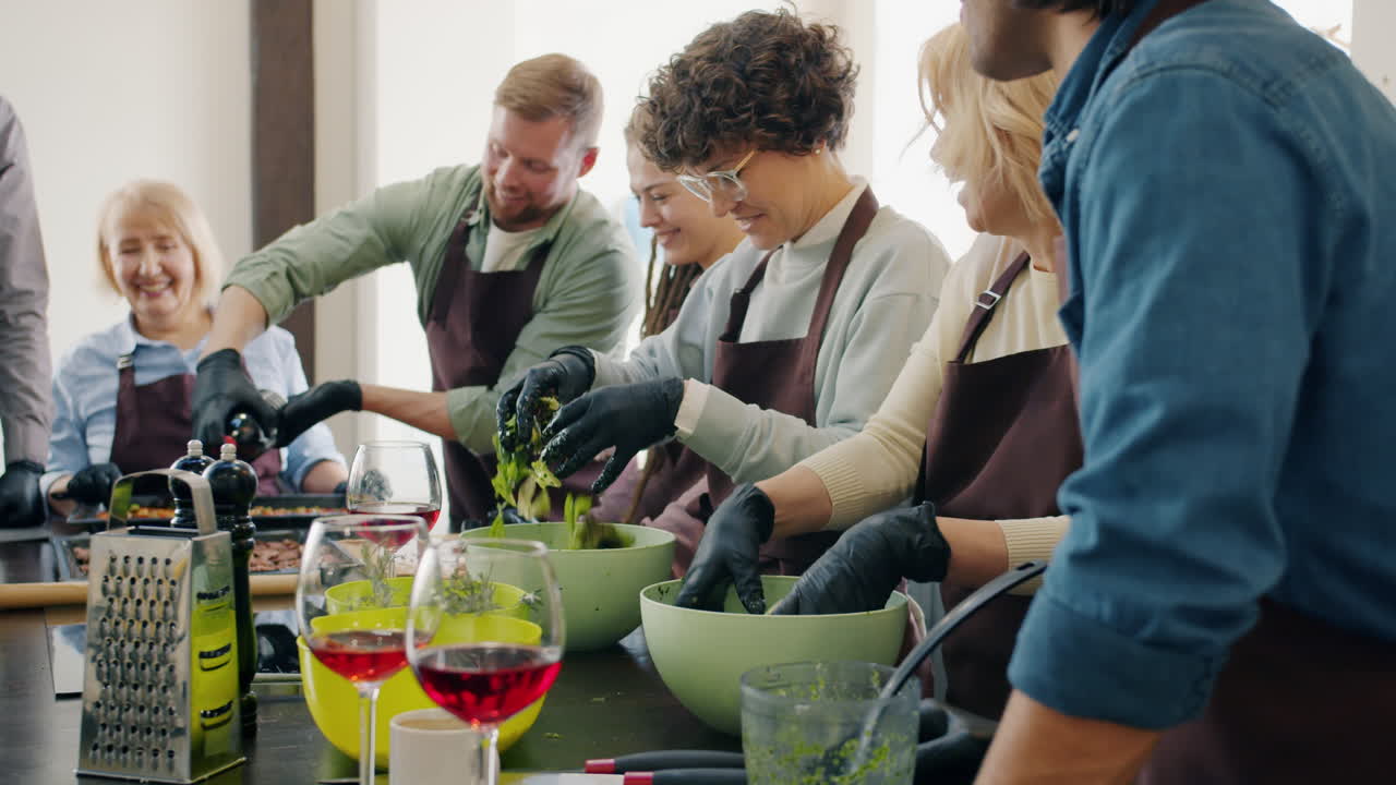 친구 들 과 함께 요리 수업