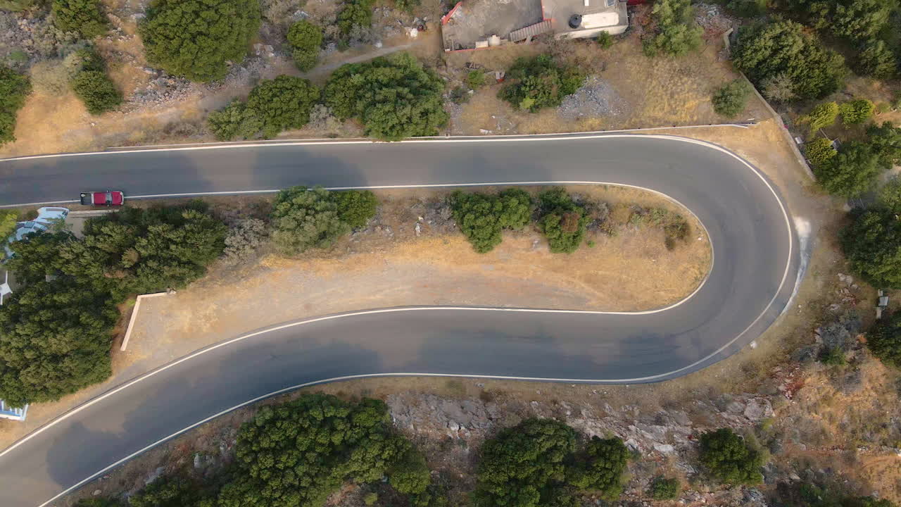 vista aérea de una curva cerrada en una carretera en la isla de creta, grecia - esquina cerrada