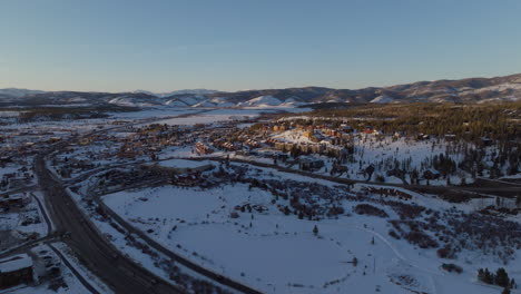 Toma-Aérea-De-Casas-En-Las-Montañas-Rocosas