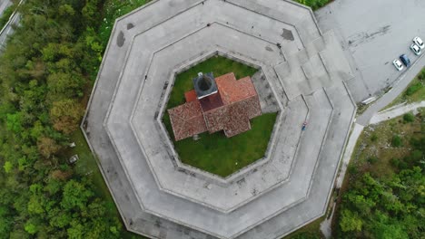 Dron-Aéreo-En-Círculos-De-Una-Iglesia-En-Eslovenia,-Volando-Hacia-Arriba,-4k-Uhd