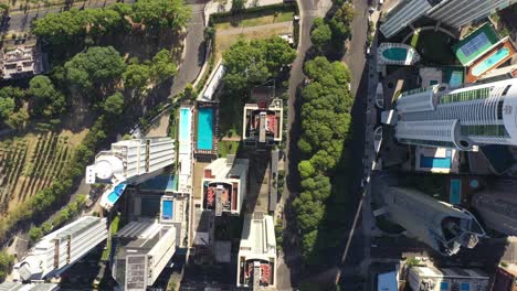 vista aérea de arriba hacia abajo sobre los rascacielos en puerto madero, buenos aires